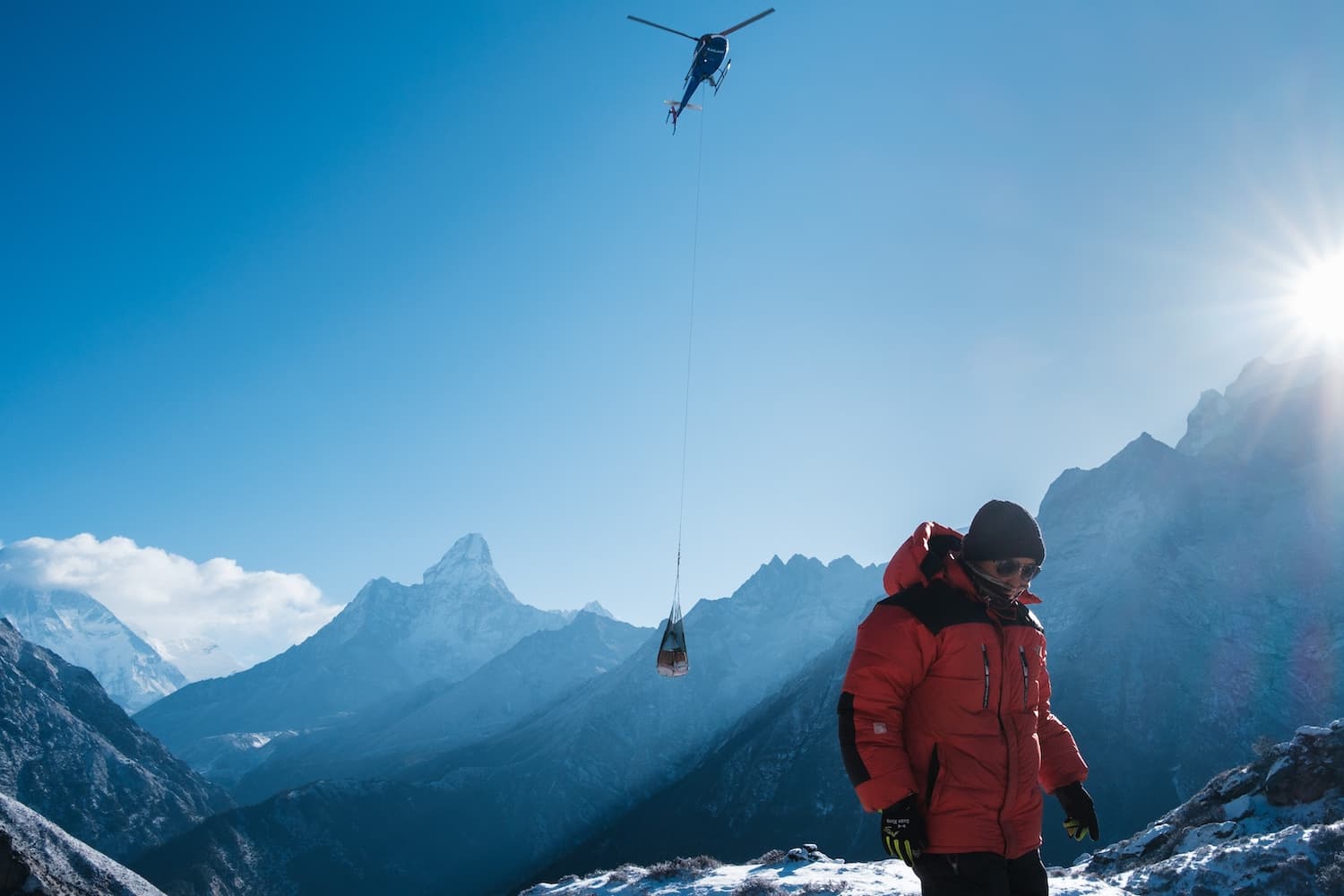 Krishna espera mientras un helicóptero cargado de mercancía